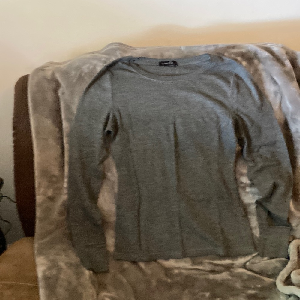 Level up grey long sleeve pullover shirt size junior L